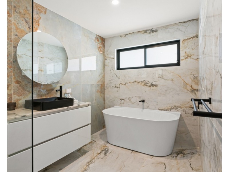 2/191 Stanhill Drive, Chevron Island QLD 4217
