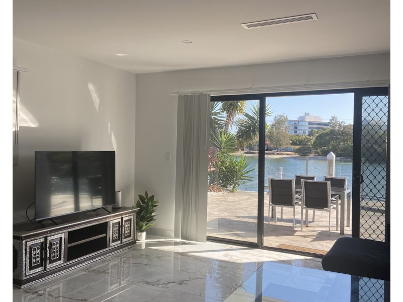 2/191 Stanhill Drive, Chevron Island QLD 4217