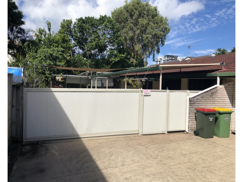 2/35 Middle Street, Labrador QLD 4215