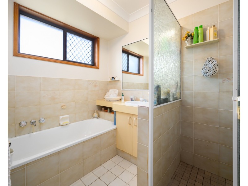 2/7 Burwood Court, Labrador QLD 4215