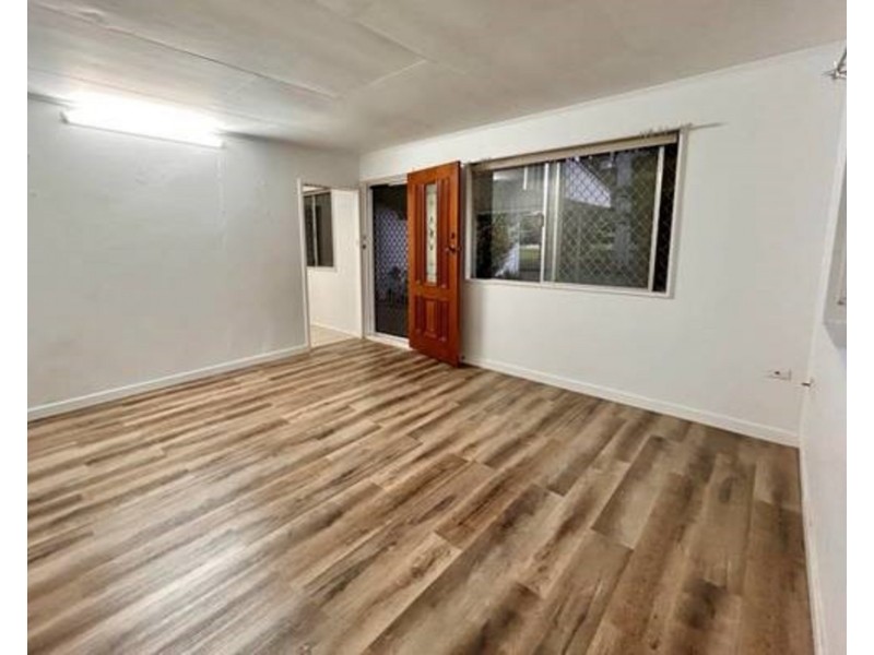 4 Harris Labrador Street, Labrador QLD 4215