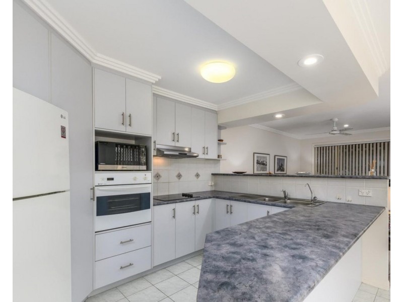 1/37 Brown Street, Labrador QLD 4215