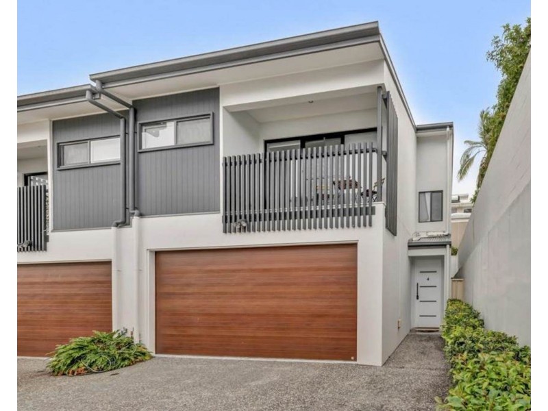 4/5 Enid Avenue, Southport QLD 4215