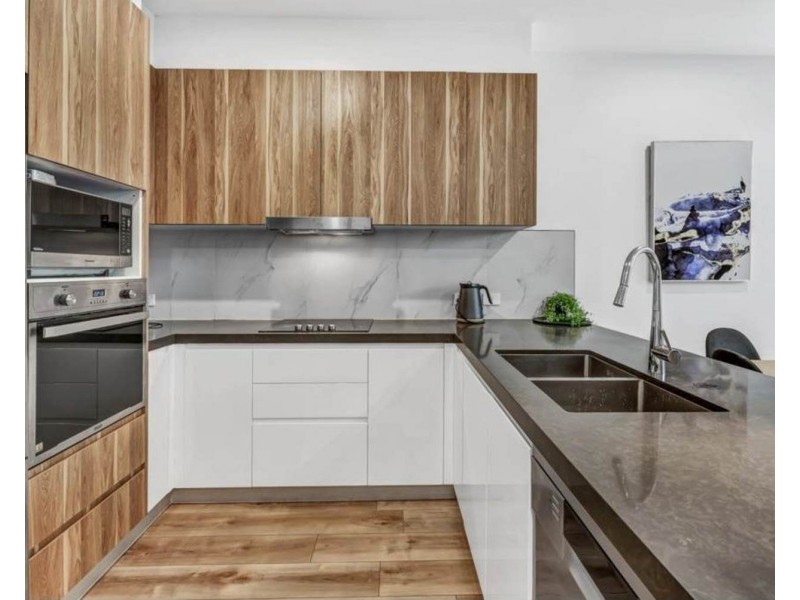 4/5 Enid Avenue, Southport QLD 4215