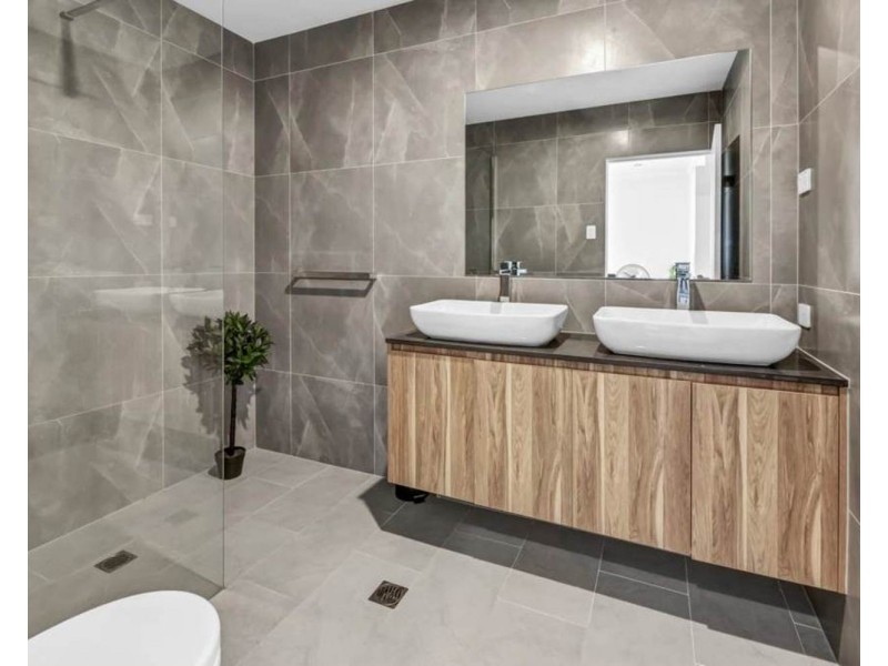 4/5 Enid Avenue, Southport QLD 4215