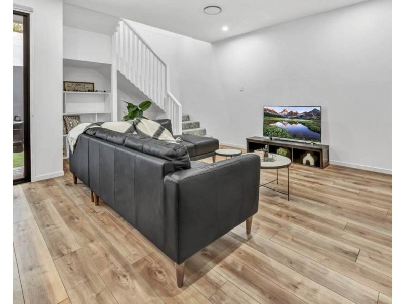 4/5 Enid Avenue, Southport QLD 4215