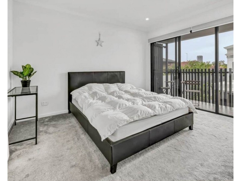 4/5 Enid Avenue, Southport QLD 4215