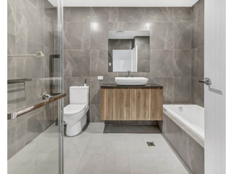 4/5 Enid Avenue, Southport QLD 4215