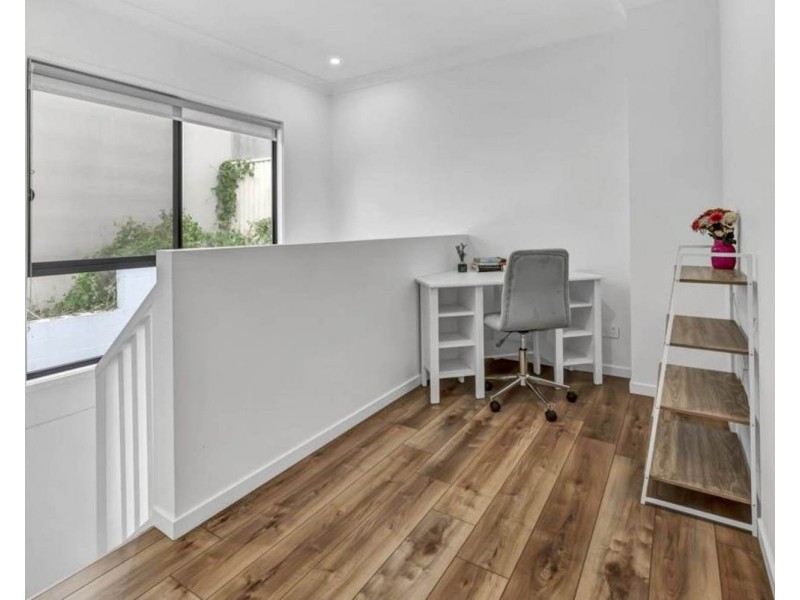 4/5 Enid Avenue, Southport QLD 4215