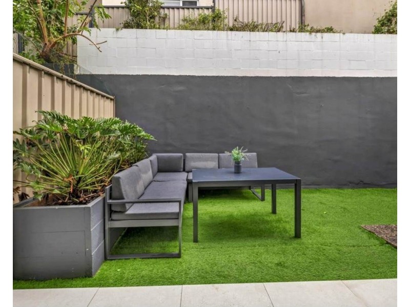 4/5 Enid Avenue, Southport QLD 4215