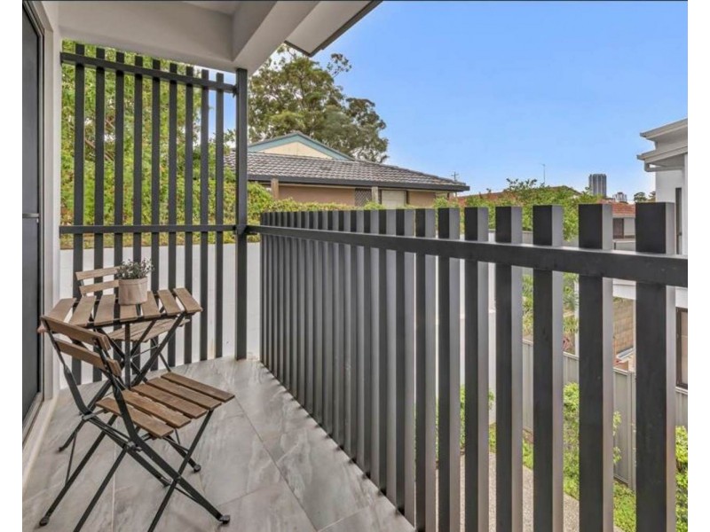 4/5 Enid Avenue, Southport QLD 4215