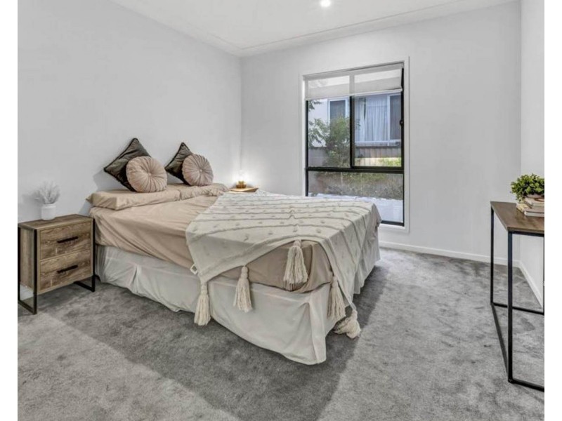 4/5 Enid Avenue, Southport QLD 4215