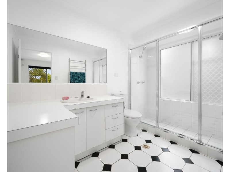 1/167 Olsen Avenue, Labrador QLD 4215