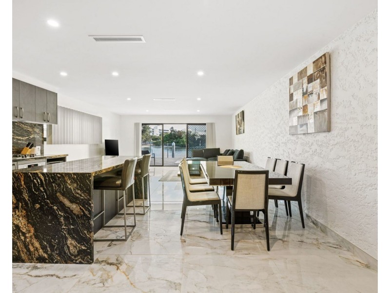 2/191 Stanhill Drive, Chevron Island QLD 4217
