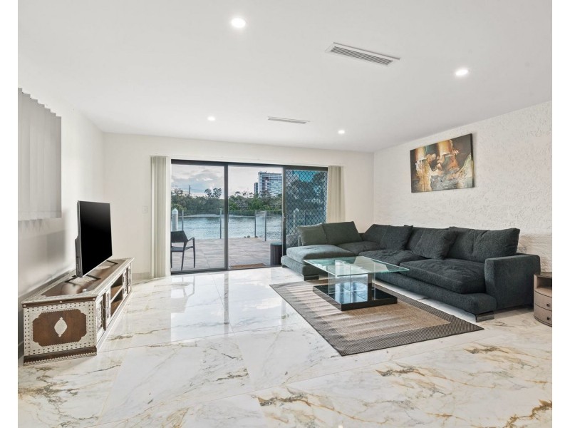 2/191 Stanhill Drive, Chevron Island QLD 4217