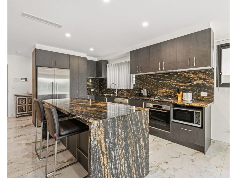 2/191 Stanhill Drive, Chevron Island QLD 4217