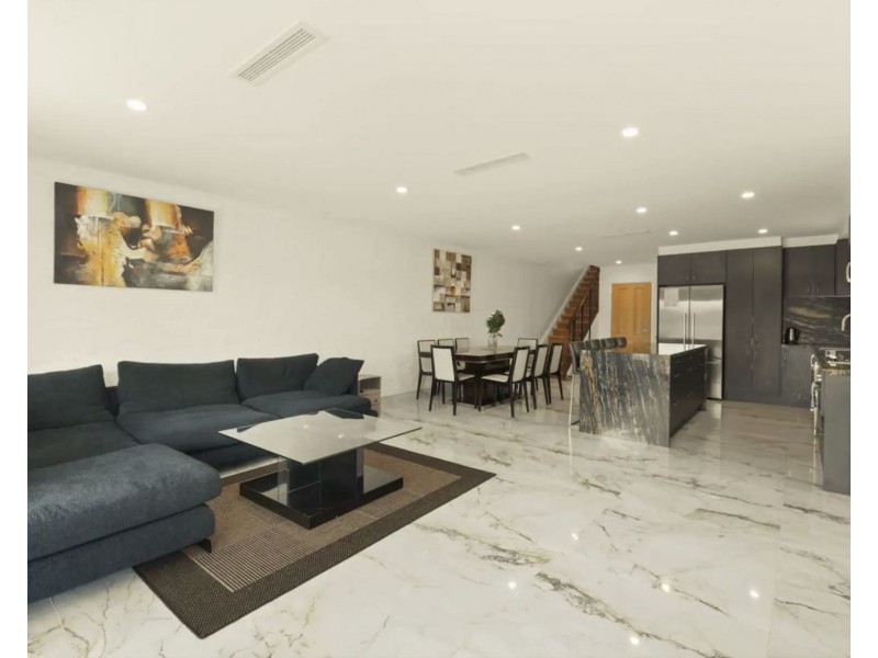 2/191 Stanhill Drive, Chevron Island QLD 4217