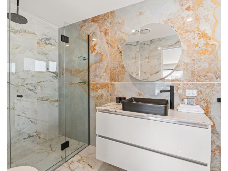 2/191 Stanhill Drive, Chevron Island QLD 4217