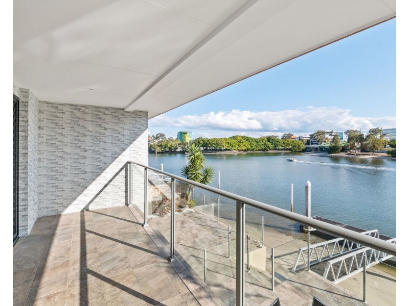 2/191 Stanhill Drive, Chevron Island QLD 4217