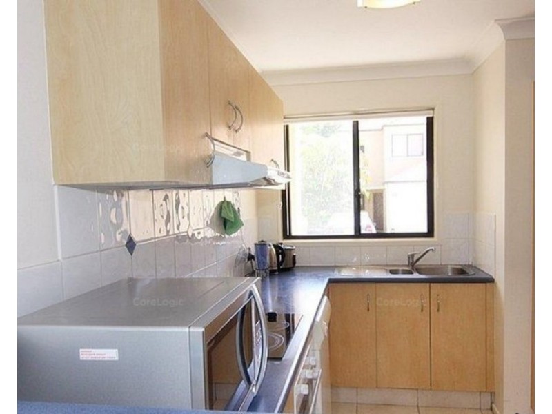 1/121 Pohlman Street, Southport QLD 4215
