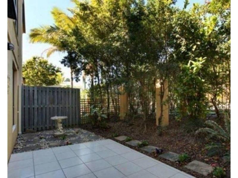 1/121 Pohlman Street, Southport QLD 4215