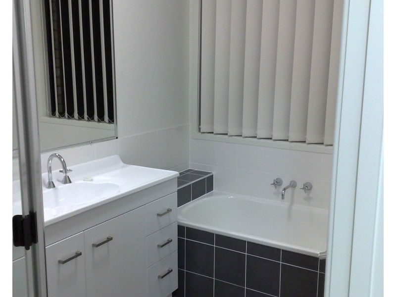 14 Faraday Crescent, Pacific Pines QLD 4211