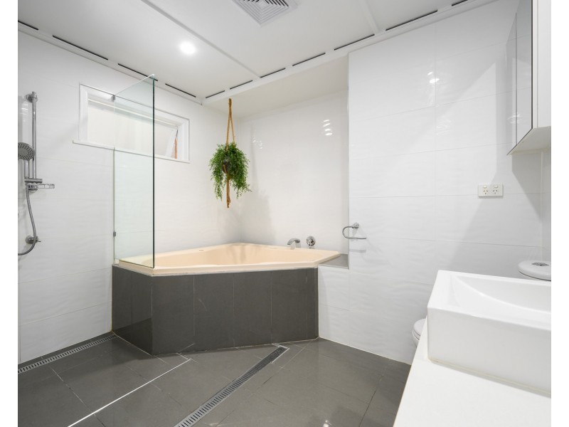 45 Brolga Avenue, Southport QLD 4215