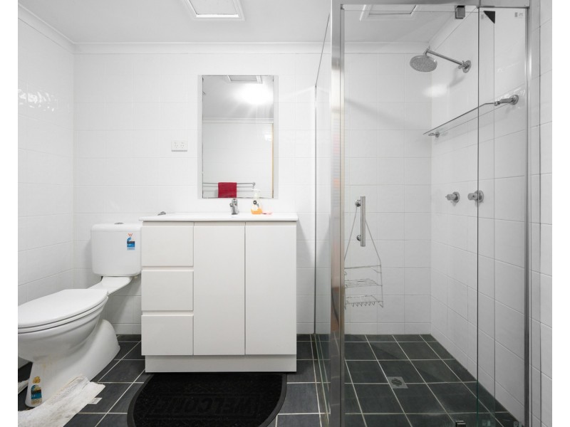2/112 Stanhill Drive, Chevron Island QLD 4217