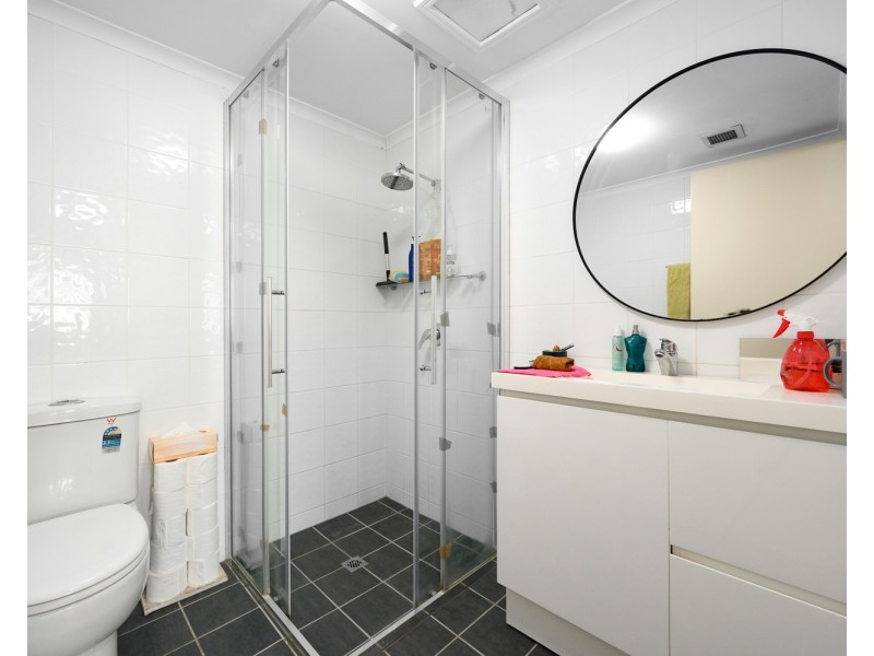 2/112 Stanhill Drive, Chevron Island QLD 4217