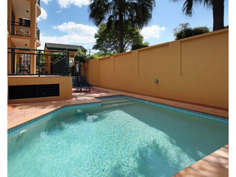 4/12 Spendelove Avenue, Southport QLD 4215