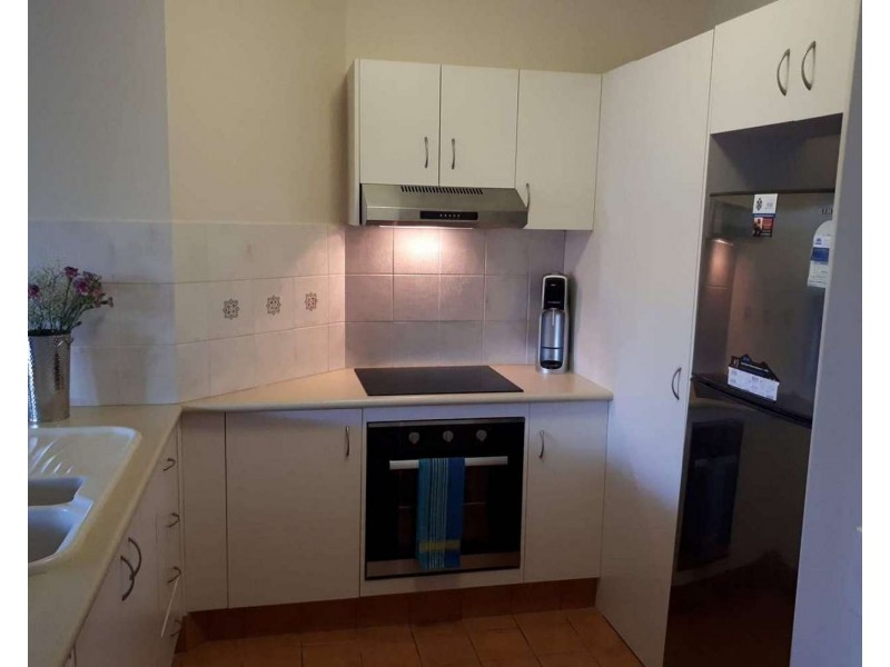 4/12 Spendelove Avenue, Southport QLD 4215