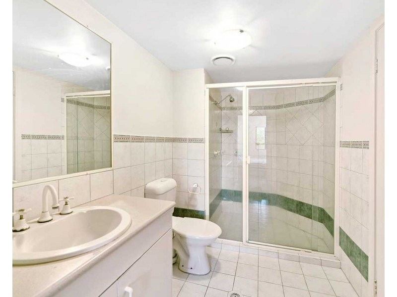 4/12 Spendelove Avenue, Southport QLD 4215