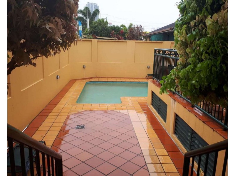 4/12 Spendelove Avenue, Southport QLD 4215