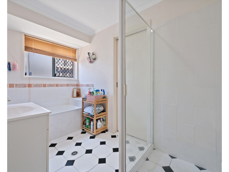 2/167 Olsen Avenue, Labrador QLD 4215