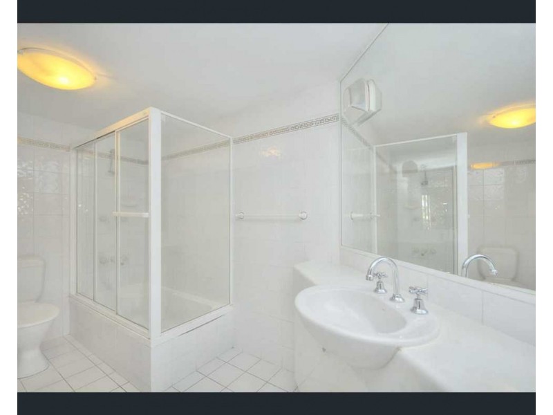 8/20 Canal Avenue, Runaway Bay QLD 4216