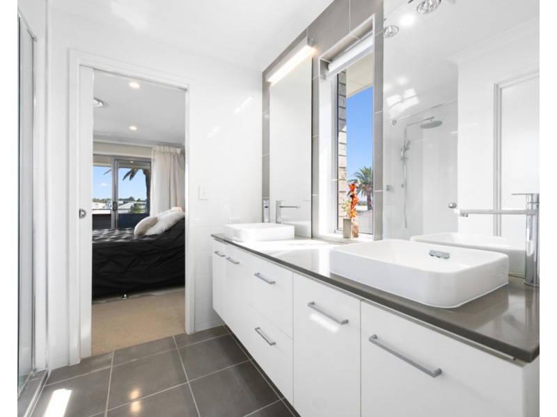 28 Grant Avenue, Hope Island QLD 4212