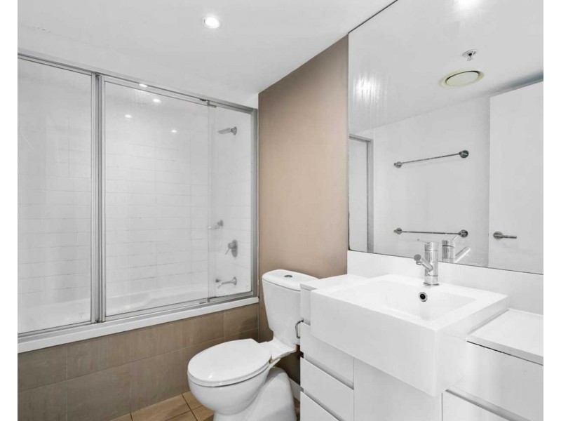 32408/9 Lawson Street, Southport QLD 4215