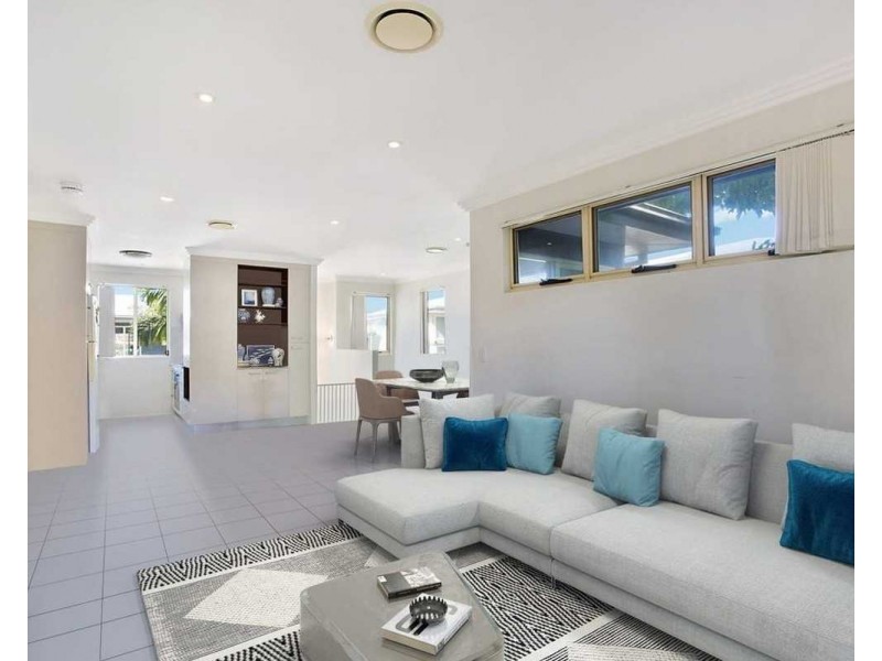 3/4 Locke Street, Southport QLD 4215