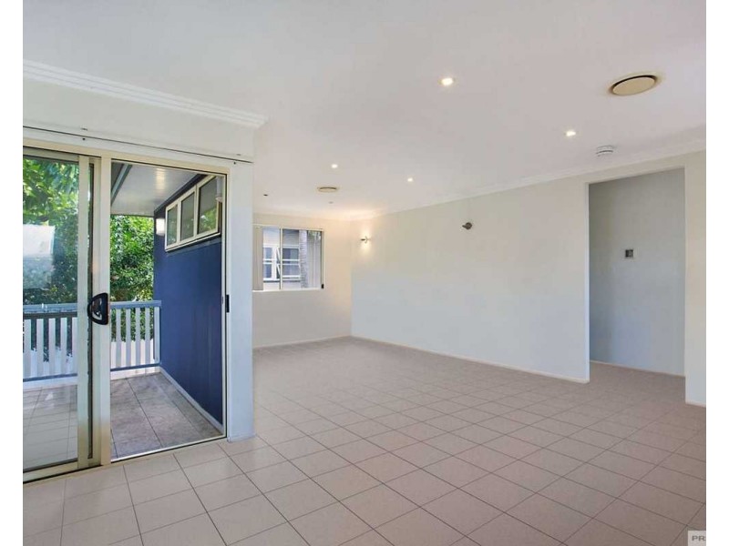 3/4 Locke Street, Southport QLD 4215