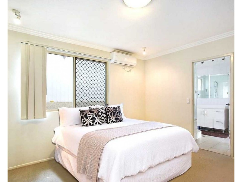 3/4 Locke Street, Southport QLD 4215