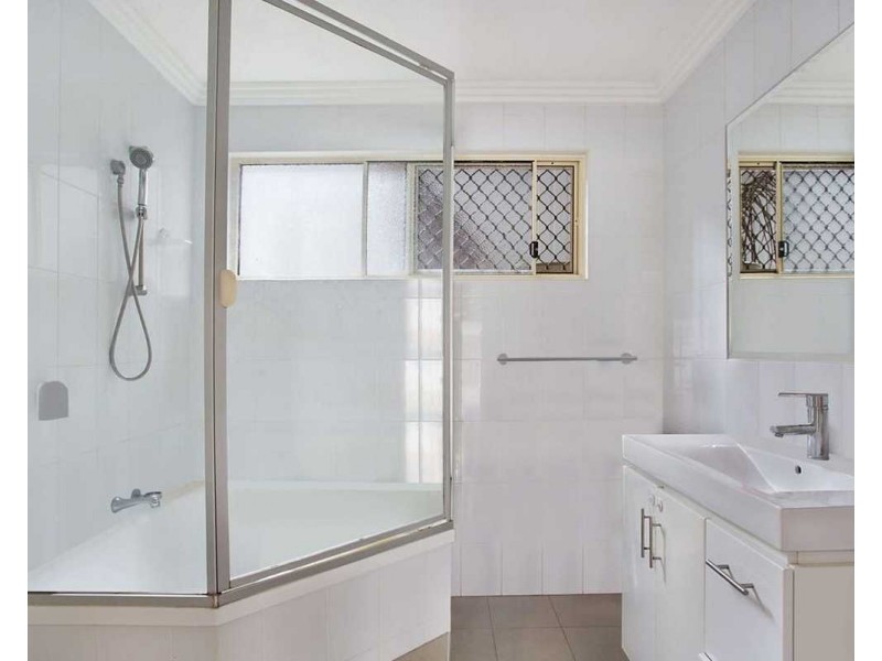3/4 Locke Street, Southport QLD 4215