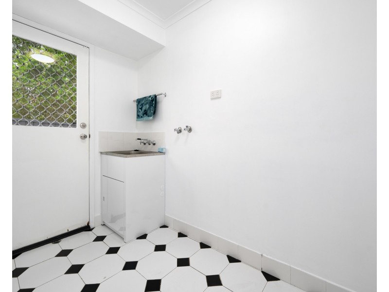 1/167 Olsen Avenue, Labrador QLD 4215