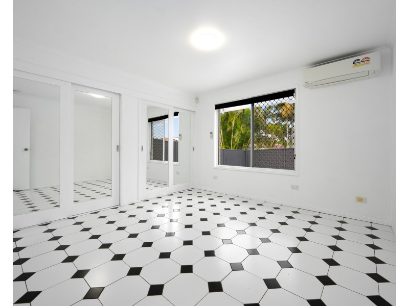 1/167 Olsen Avenue, Labrador QLD 4215