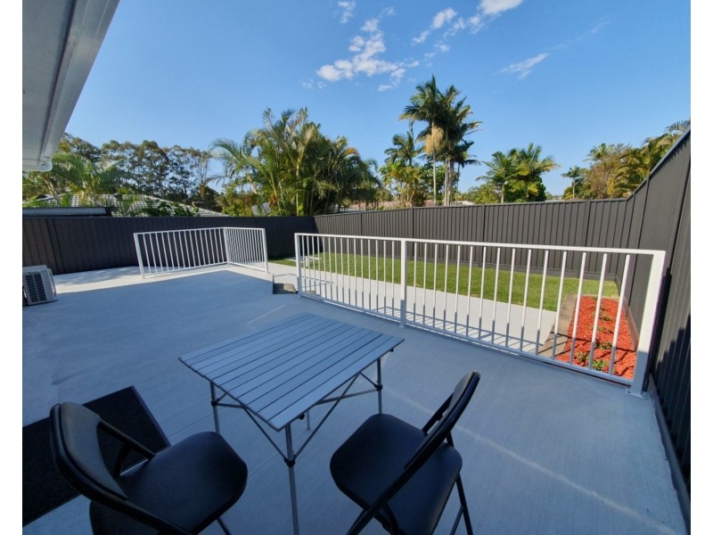 1/167 Olsen Avenue, Labrador QLD 4215