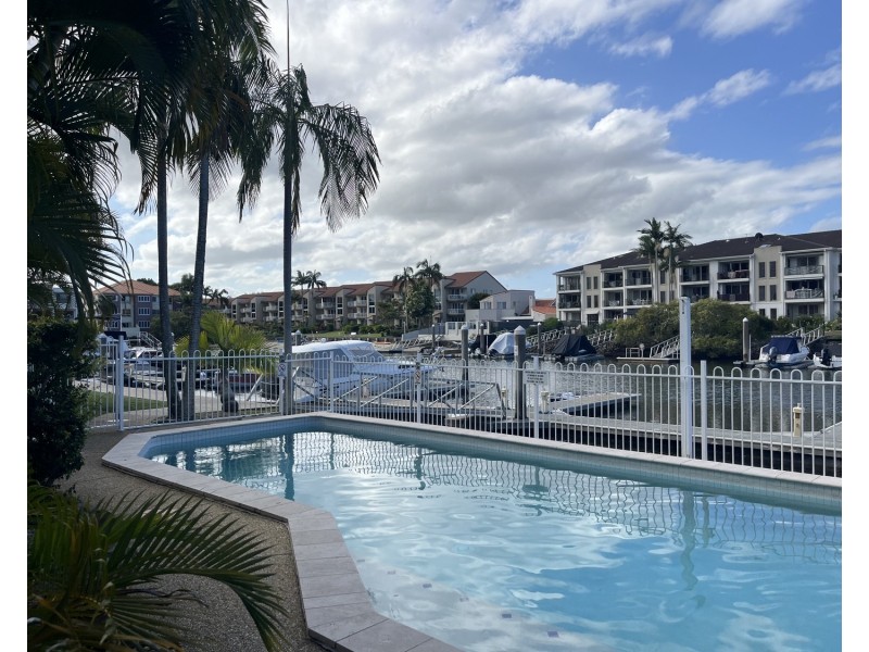 4/20 Canal Avenue, Runaway Bay QLD 4216