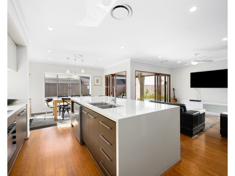 28 Grant Avenue, Hope Island QLD 4212