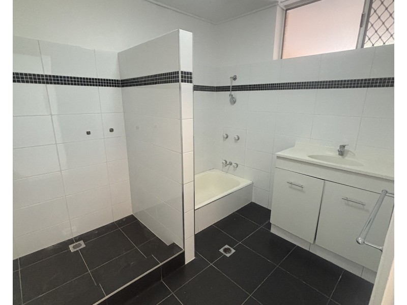 1/4 Marine Parade, Southport QLD 4215