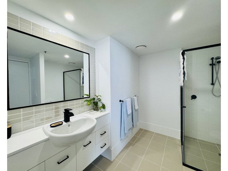 216/105 Scarborough Street, Southport QLD 4215
