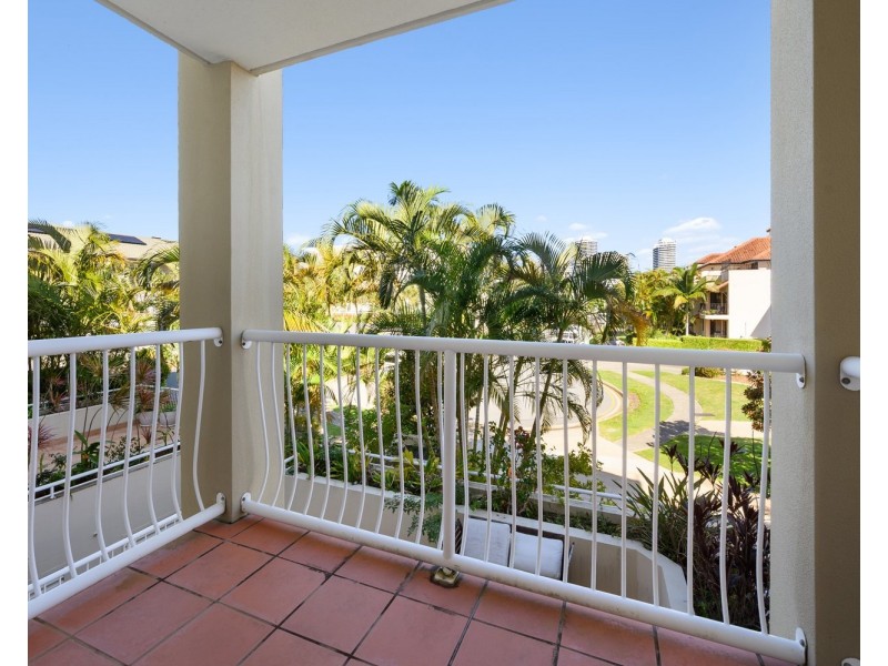 8/20 Canal Avenue, Runaway Bay QLD 4216