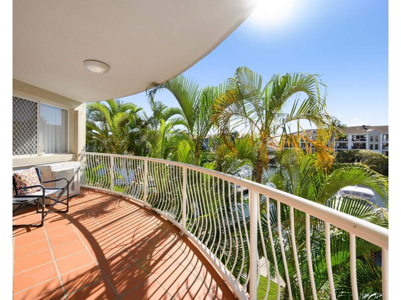 8/20 Canal Avenue, Runaway Bay QLD 4216